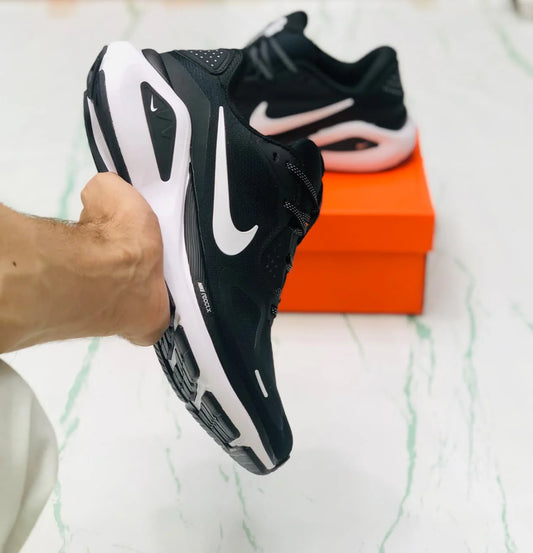 NIKE STRUCTURE 26 BLACK AND WHITE