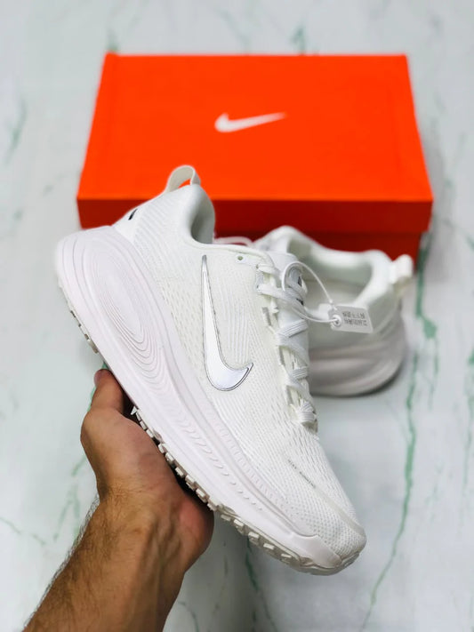 NIKE VERMO 18 WHITE AND SILVER